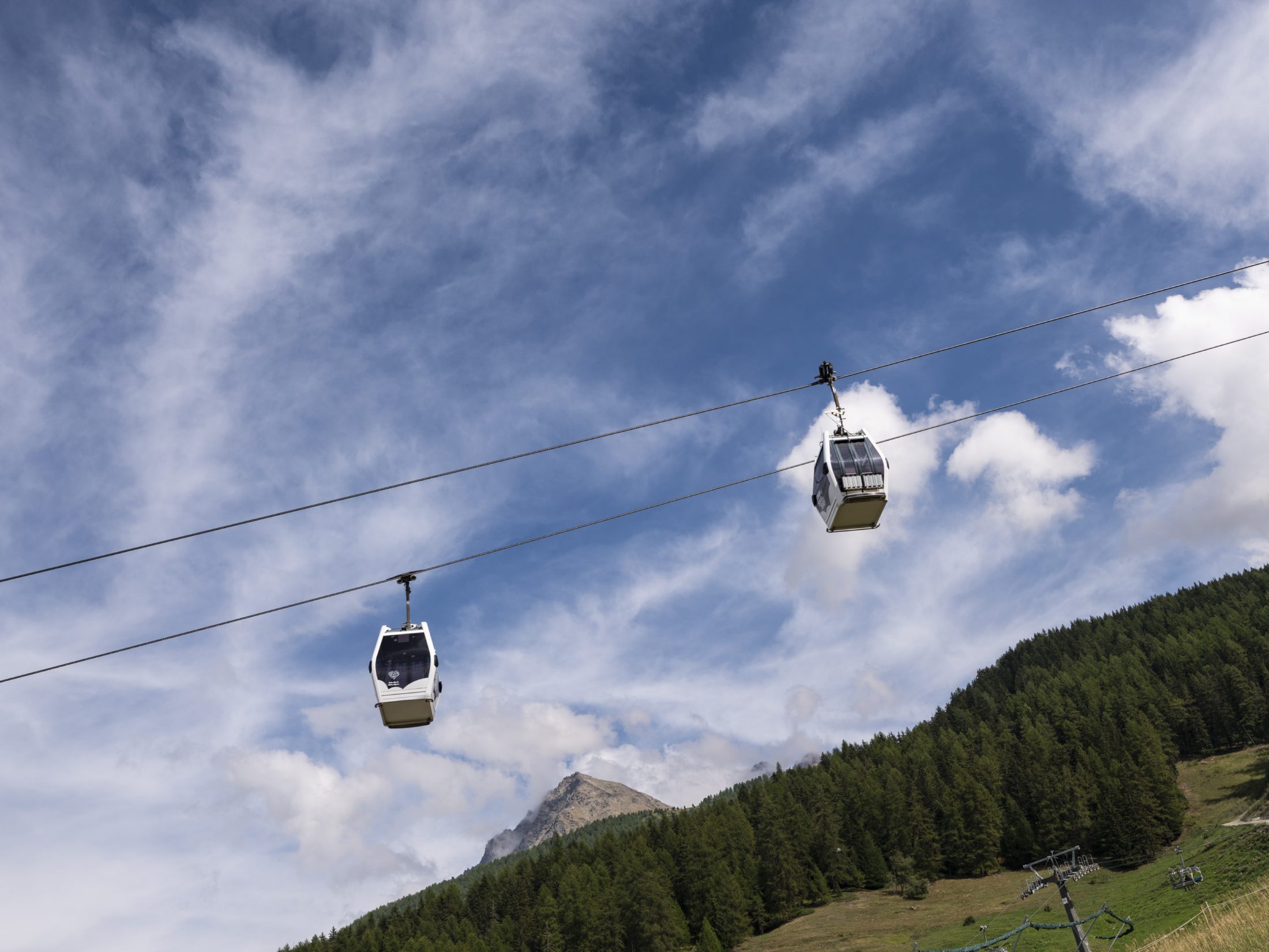 Le cabine della telecabina che salgono verso Pila