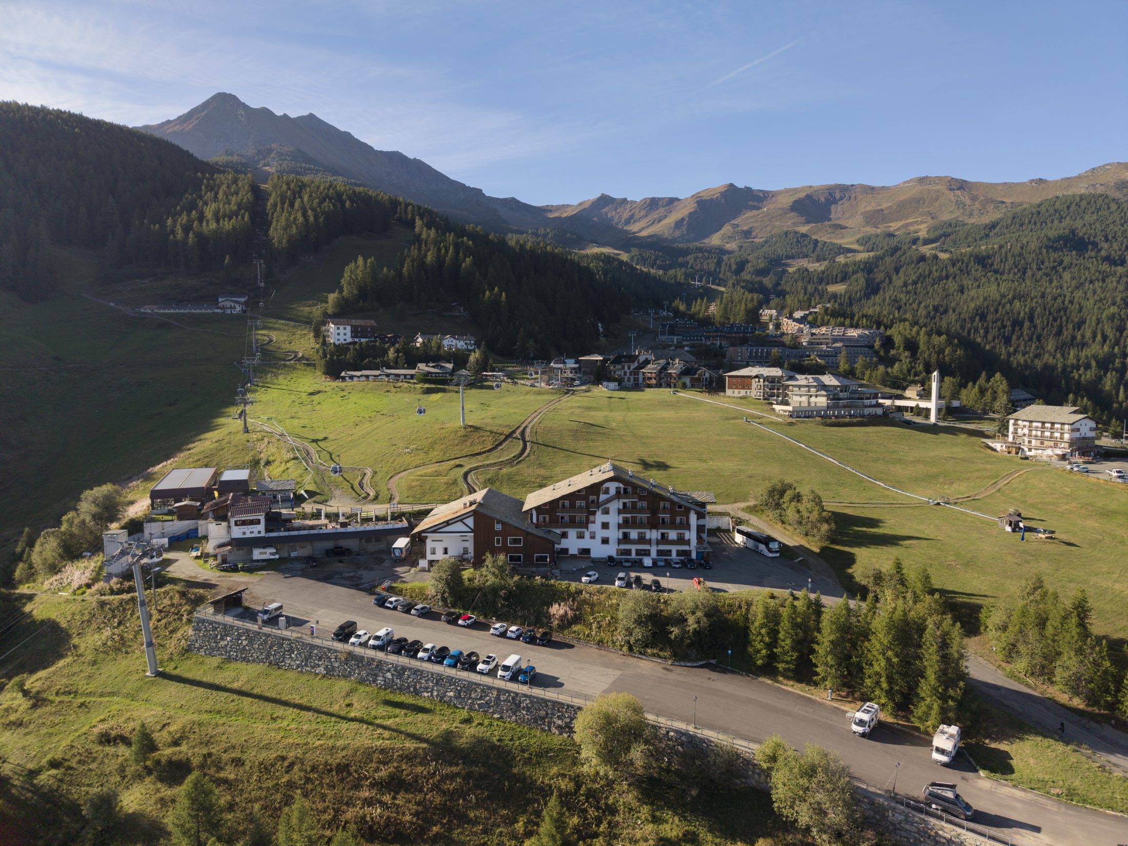L'Hotel Etoile de Neige a Pila d'estate, tra prati verdi e montagne