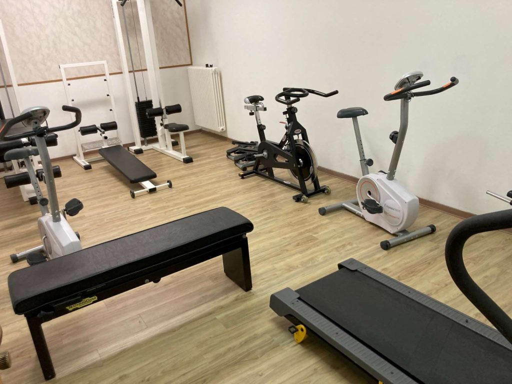 La palestra dell'hotel con attrezzi e cyclette