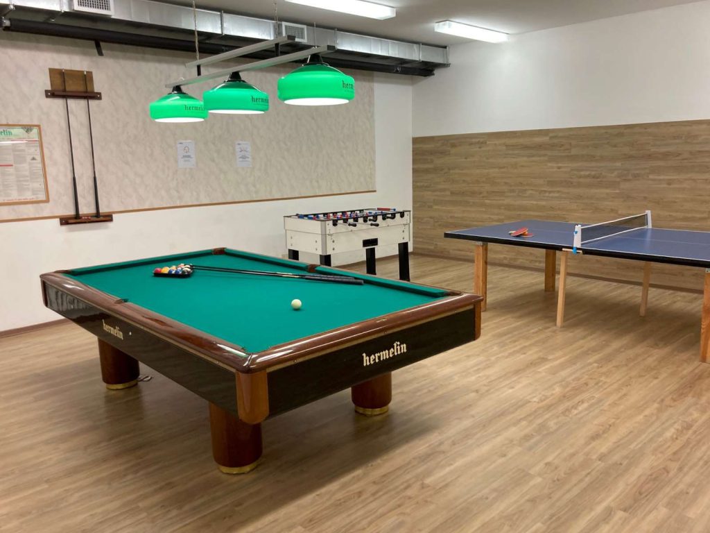 La sala giochi con il biliardo