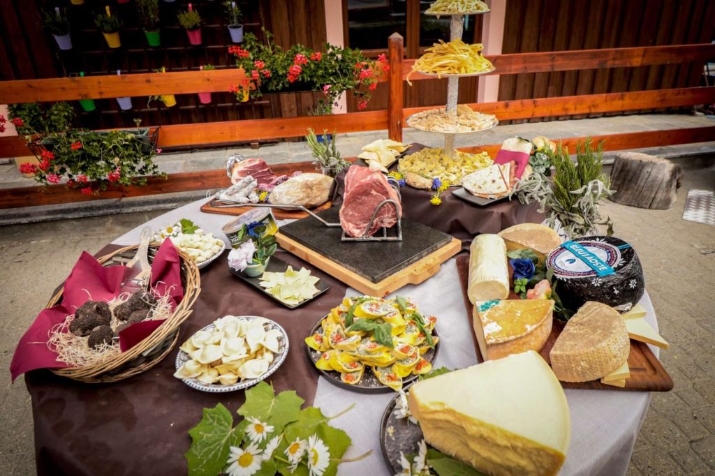Antipasti e formaggi sul buffet della cena
