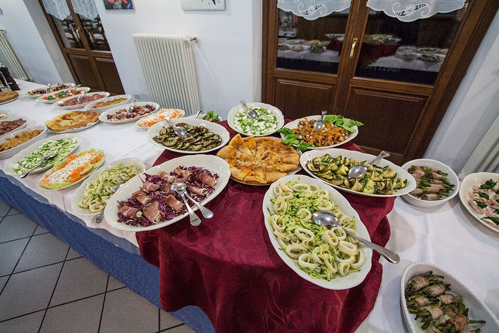 Il buffet di verdure e antipasti del ristorante