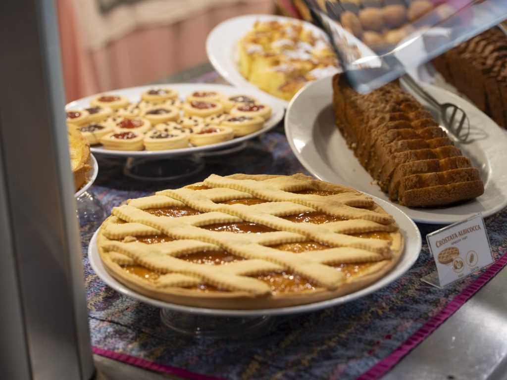Crostata e dolci fatti in casa sul buffet della colazione