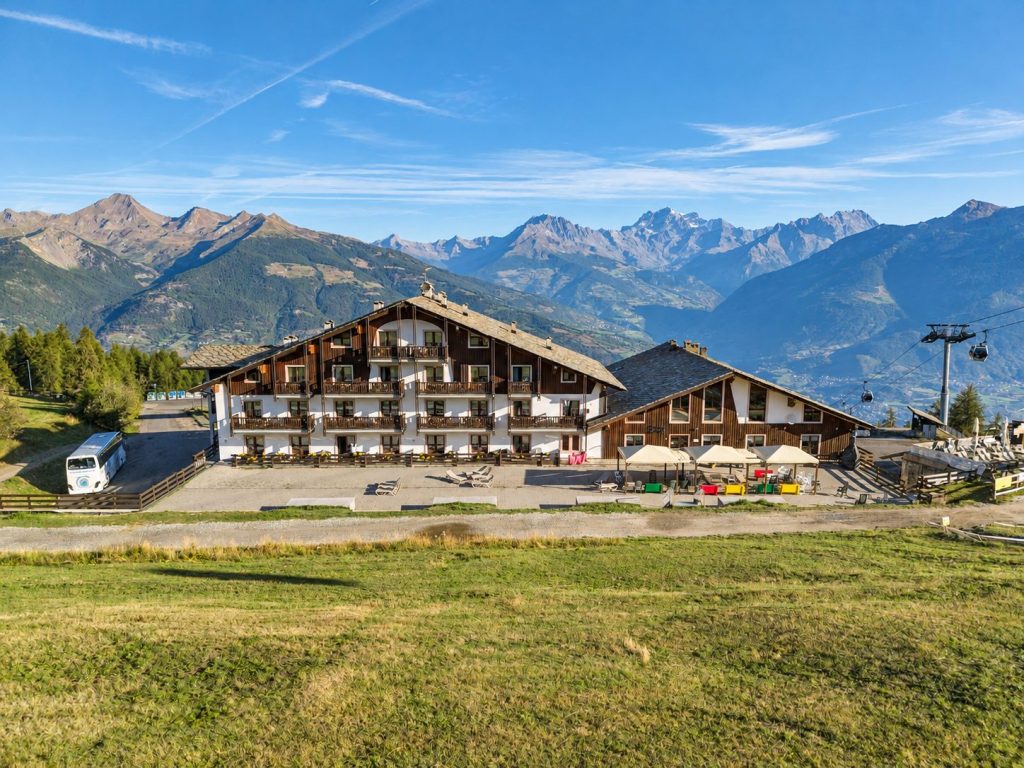 L'Hotel Etoile de Neige a Pila in estate, con le montagne sullo sfondo