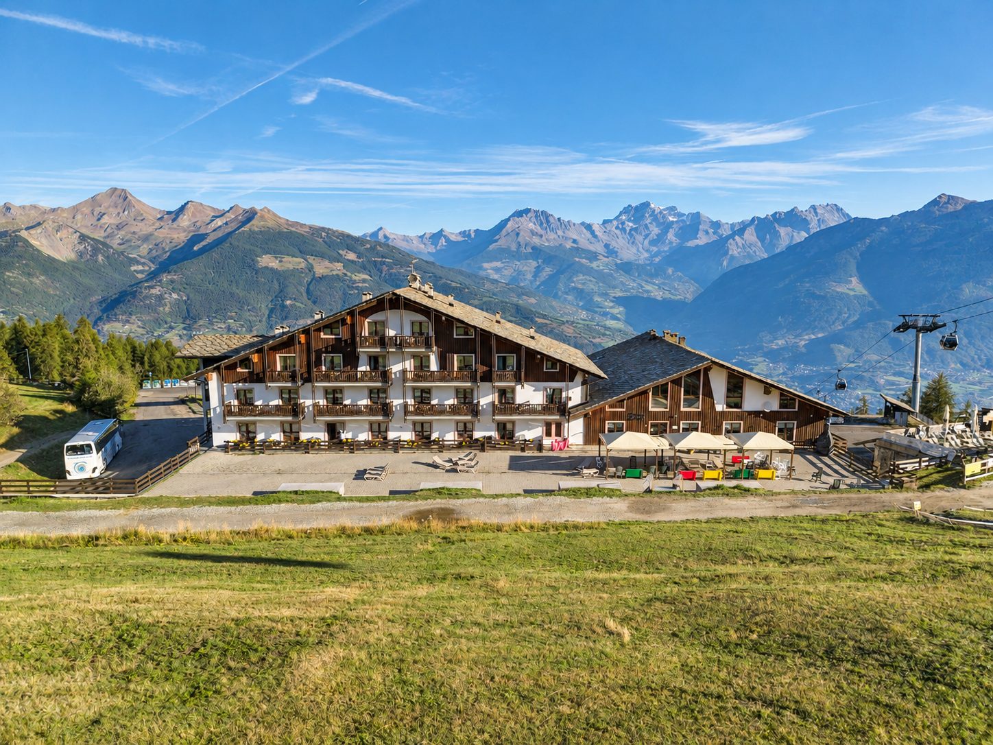 L'Hotel Etoile de Neige a Pila in estate, con le montagne sullo sfondo