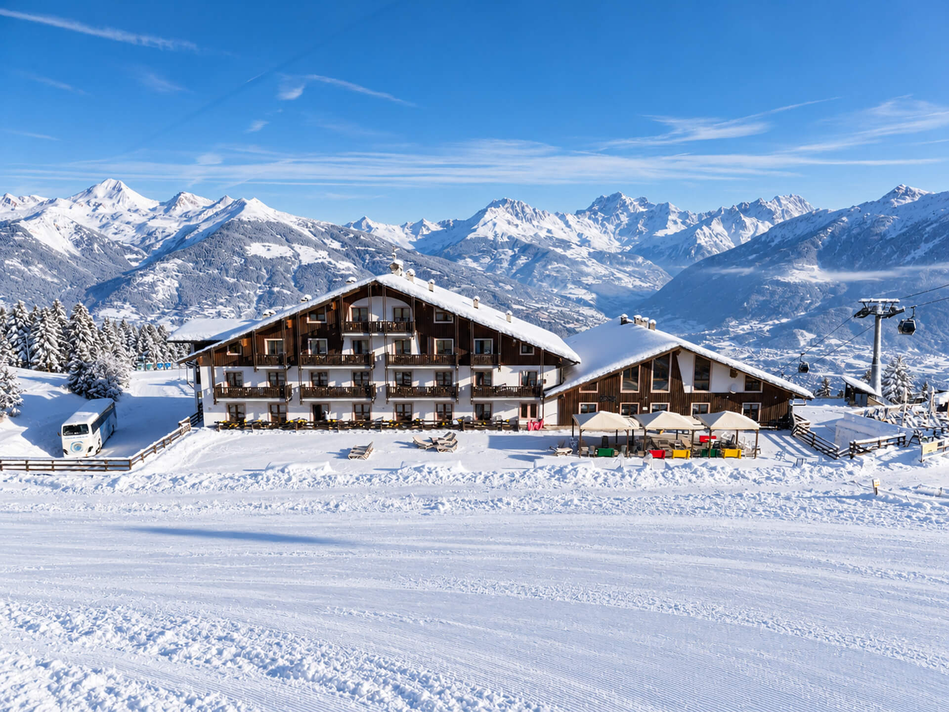 L'Hotel Etoile de Neige a Pila d'inverno, con le piste innevate e le montagne sullo sfondo