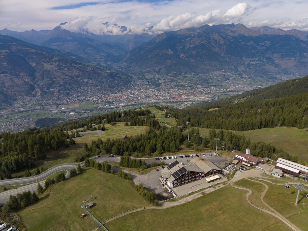 Vista dall'alto dell'hotel a Pila, con la valle di Aosta sullo sfondo