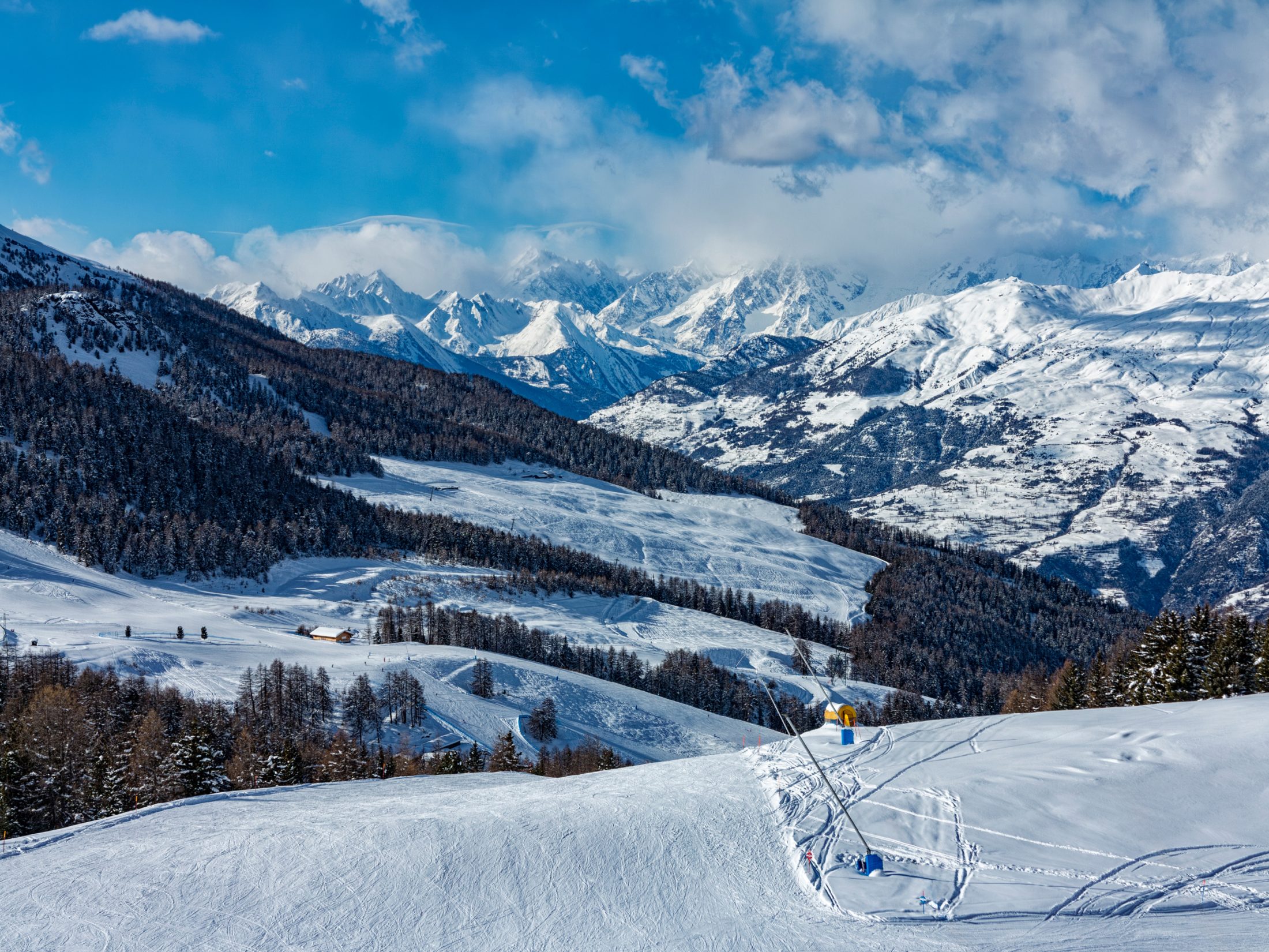 Le piste innevate di Pila al tramonto, con le montagne sullo sfondo