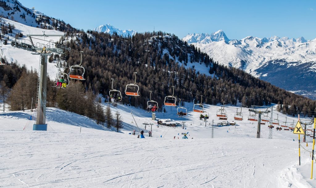 Seggiovia e piste da sci di Pila con il panorama delle Alpi